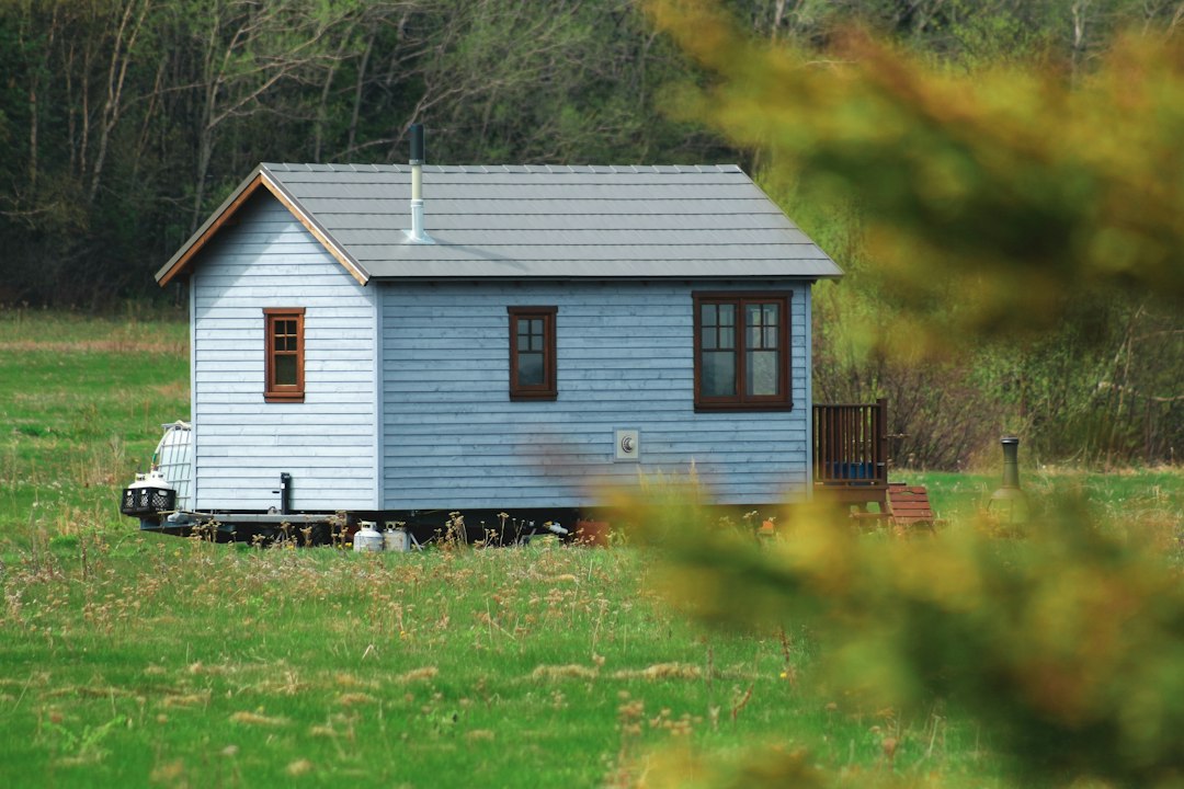 Visual representation of how to choose Off-Grid Tiny House Automation for Artisanal Woodworkers